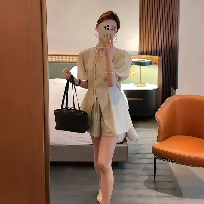 Французский темпераментный костюм для женщин, летняя новая рубашка с пышными рукавами и v-образным вырезом, широкие шорты, комплект из двух предметов
Французский темпераментный костюм для женщин, летняя новая рубашка с пышными рукавами и v-образным вырезом, широкие шорты, комплект из двух предметов