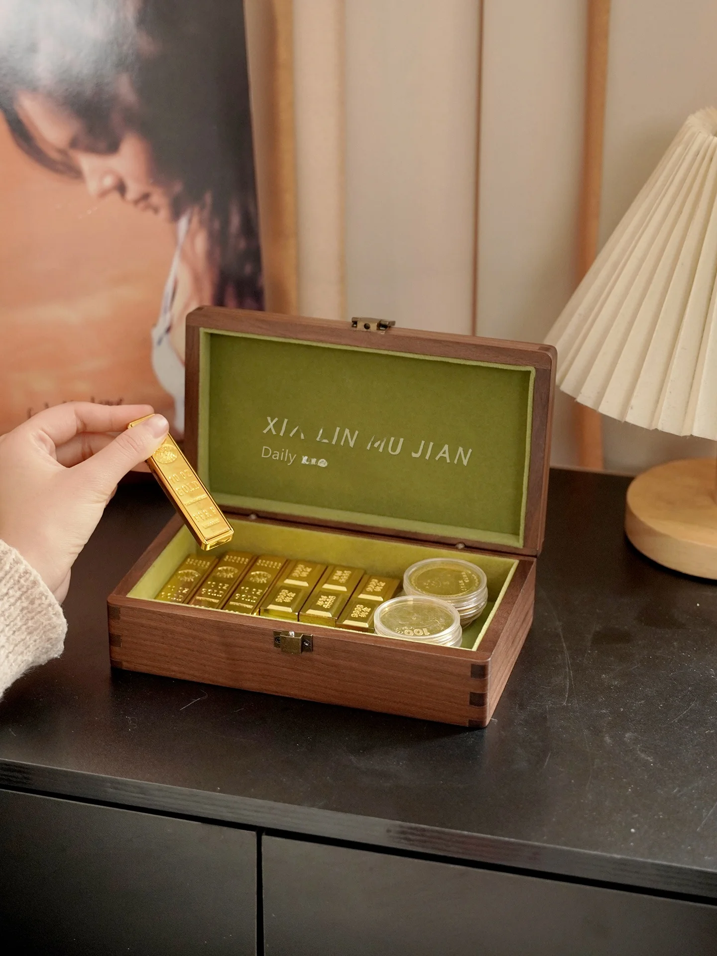 Золотая коробка для хранения с высокой вместимостью, сертифицированная, для золотых слитков и памятных монет, роскошная, элегантная, с защитой от вскрытия
Золотая коробка для хранения с высокой вместимостью, сертифицированная, для золотых слитков и памятных монет, роскошная, элегантная, с защитой от вскрытия