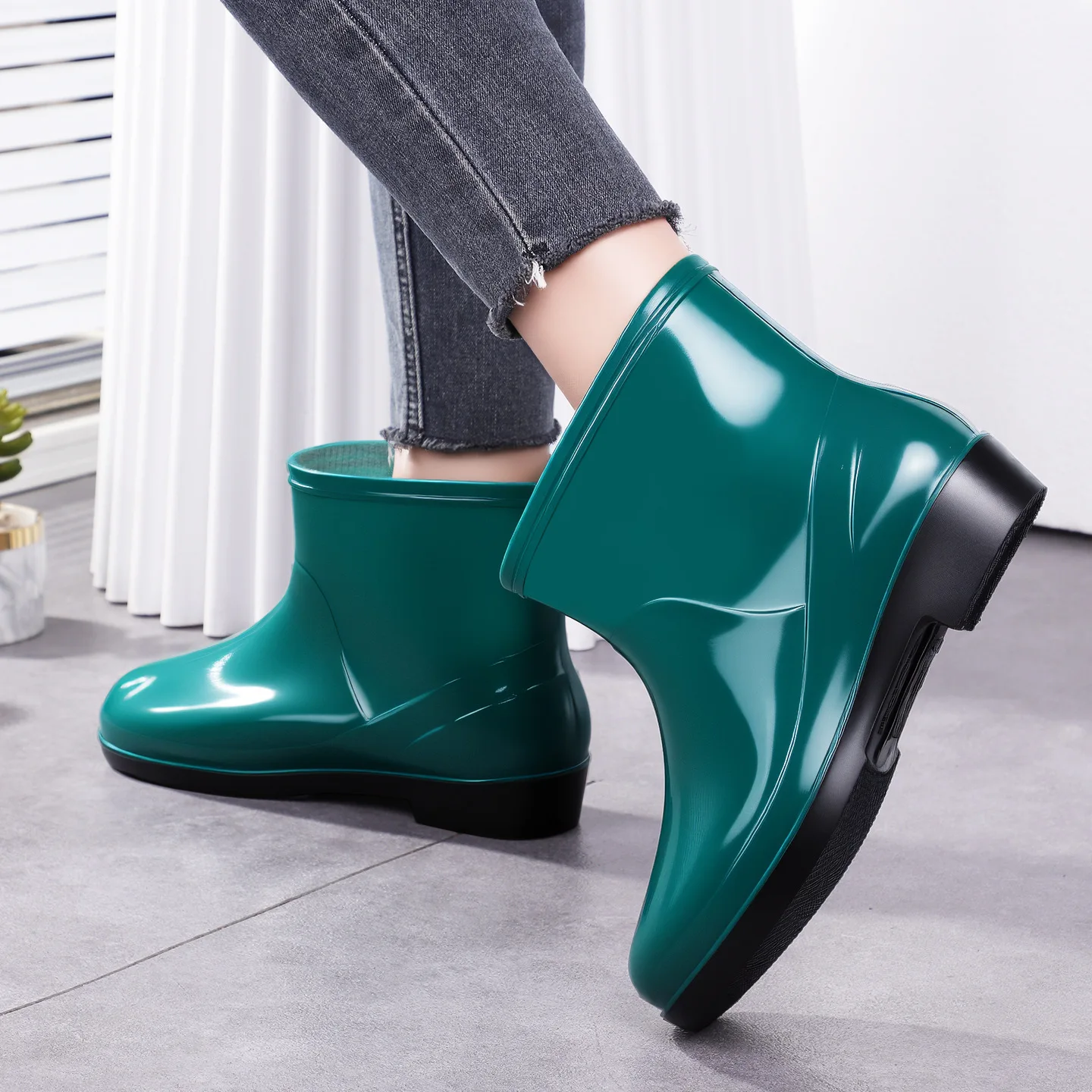 Fashionable Short Rain Boots Women's Outdoor Wear Adult Waterproof Low Cut Work Car Wash Women's Boots Spring Autumn Seasonal
Fashionable Short Rain Boots Women's Outdoor Wear Adult Waterproof Low Cut Work Car Wash Women's Boots Spring Autumn Seasonal