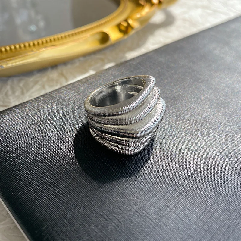 Винтажное многослойное металлическое многослойное эластичное кольцо высокого класса.
Винтажное многослойное металлическое многослойное эластичное кольцо высокого класса.