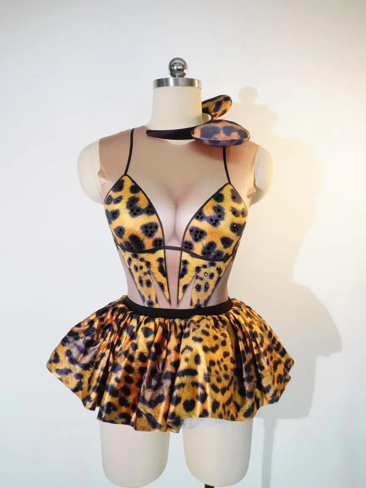 Womens Party Mini Skirt Twopiece Leopard Print Pole Dance Set Sexy Stage Performance Set Nightclub Set Stage Performance Costume
Womens Party Mini Skirt Twopiece Leopard Print Pole Dance Set Sexy Stage Performance Set Nightclub Set Stage Performance Costume