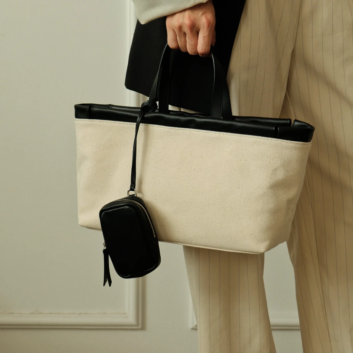 First layer cowhide canvas tote bag 2025 new niche design large capacity single shoulder includes small bag casual women handbag
First layer cowhide canvas tote bag 2025 new niche design large capacity single shoulder includes small bag casual women handbag
