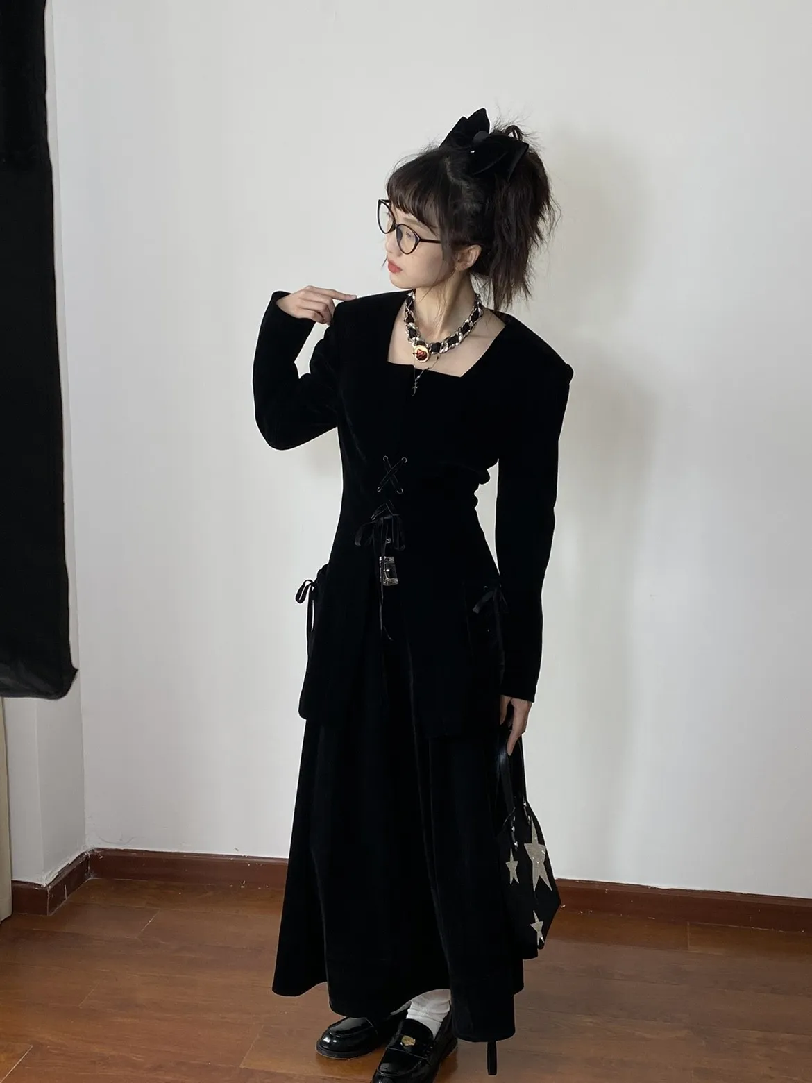 Синее бархатное пальто оригинального дизайна, женское, приталенное, с квадратным воротником, в стиле ретро, из зимней коллекции
Синее бархатное пальто оригинального дизайна, женское, приталенное, с квадратным воротником, в стиле ретро, из зимней коллекции