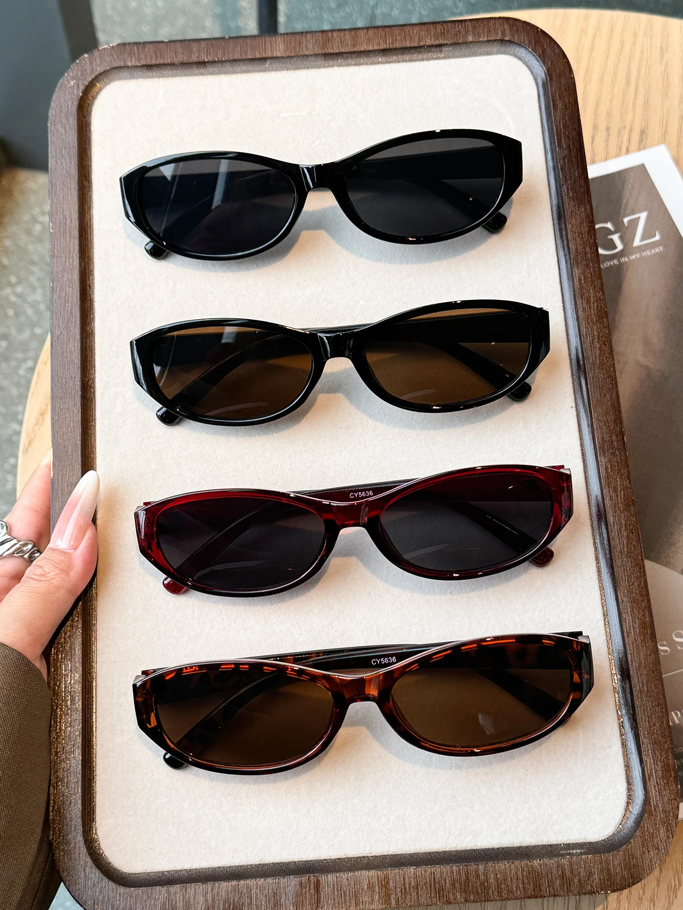 4Pcs Retro Fashion Cat-Eye Frame Sunglasses Set, Multi-Color Matching Popular Combination Set, Fashionable Outfit, Outdoor Activ
4Pcs Retro Fashion Cat-Eye Frame Sunglasses Set, Multi-Color Matching Popular Combination Set, Fashionable Outfit, Outdoor Activ