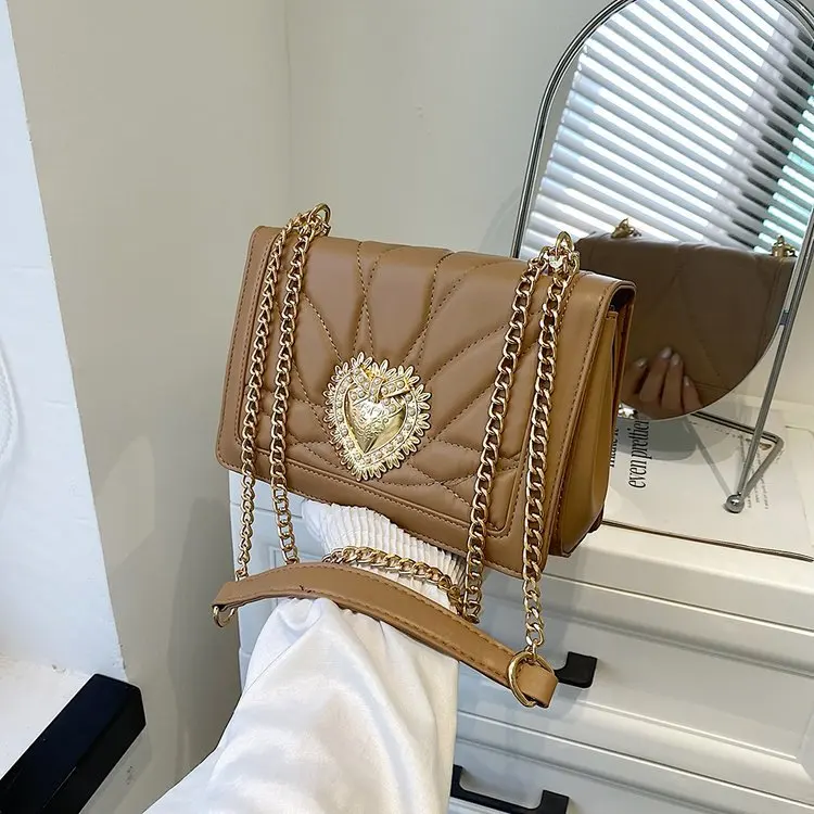 Через плечо Haute Couture с тиснением кристаллами, регулируемая цепочка и компактный квадратный силуэт для парижского гламурного дня в ночное время
Через плечо Haute Couture с тиснением кристаллами, регулируемая цепочка и компактный квадратный силуэт для парижского гламурного дня в ночное время