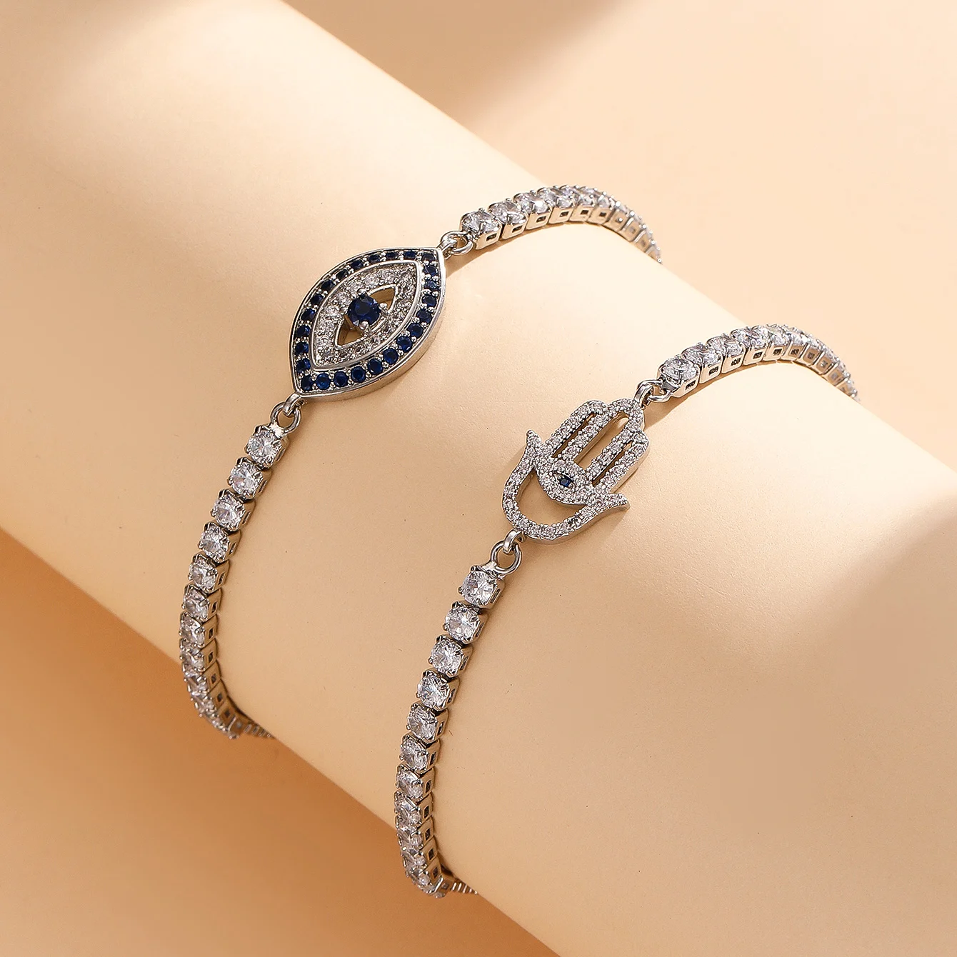 Women's Premium Light Luxury Bracelet: Copper Palm & Blue-Eyed Evil Eye Design, Unique, Niche & Adjustable Slide
Women's Premium Light Luxury Bracelet: Copper Palm & Blue-Eyed Evil Eye Design, Unique, Niche & Adjustable Slide