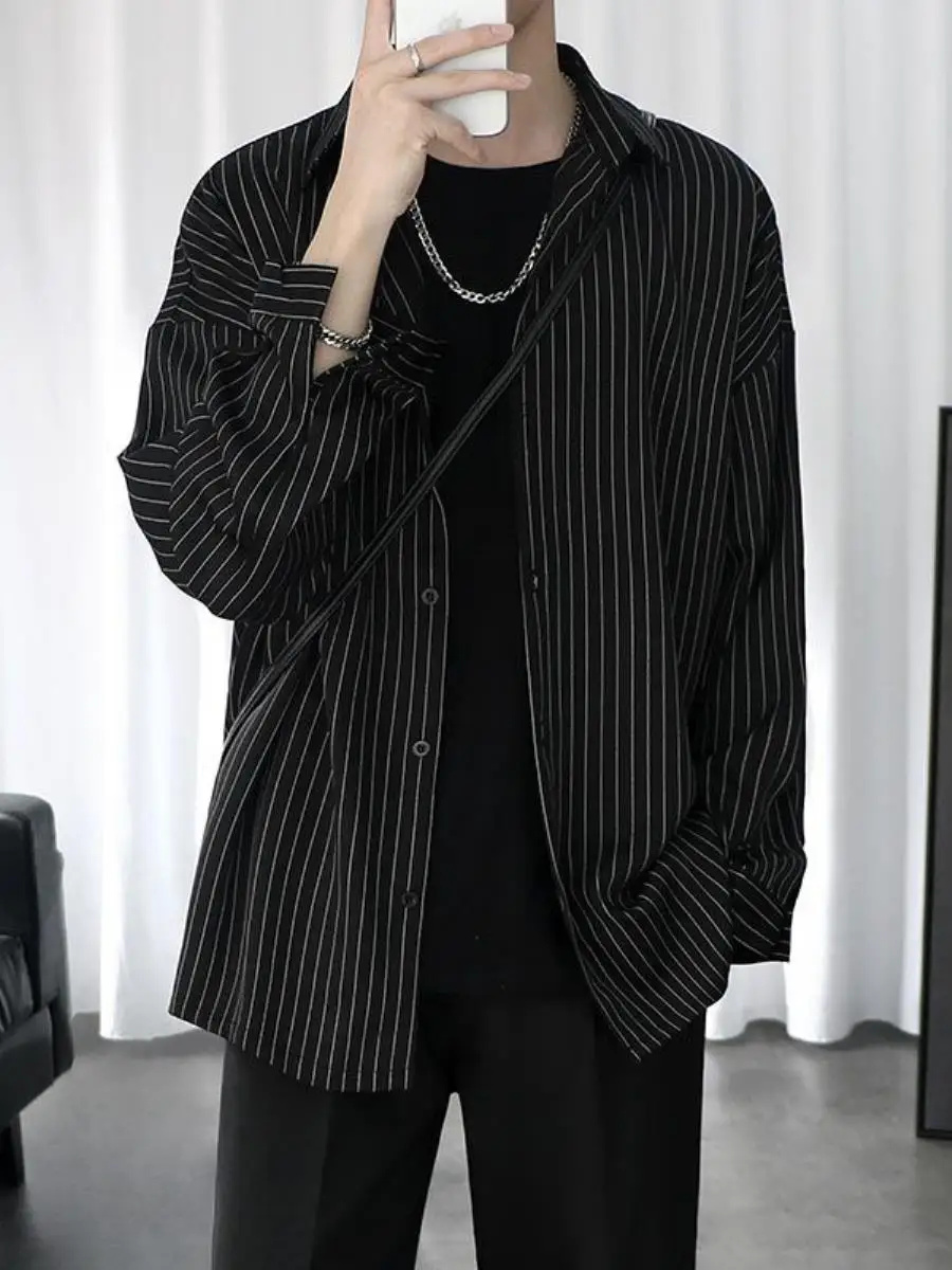 Черная полосатая повседневная мужская рубашка-куртка с длинным рукавом, осенняя тонкая верхняя одежда, модная свободная одежда в японском стиле из Гонконга
Черная полосатая повседневная мужская рубашка-куртка с длинным рукавом, осенняя тонкая верхняя одежда, модная свободная одежда в японском стиле из Гонконга