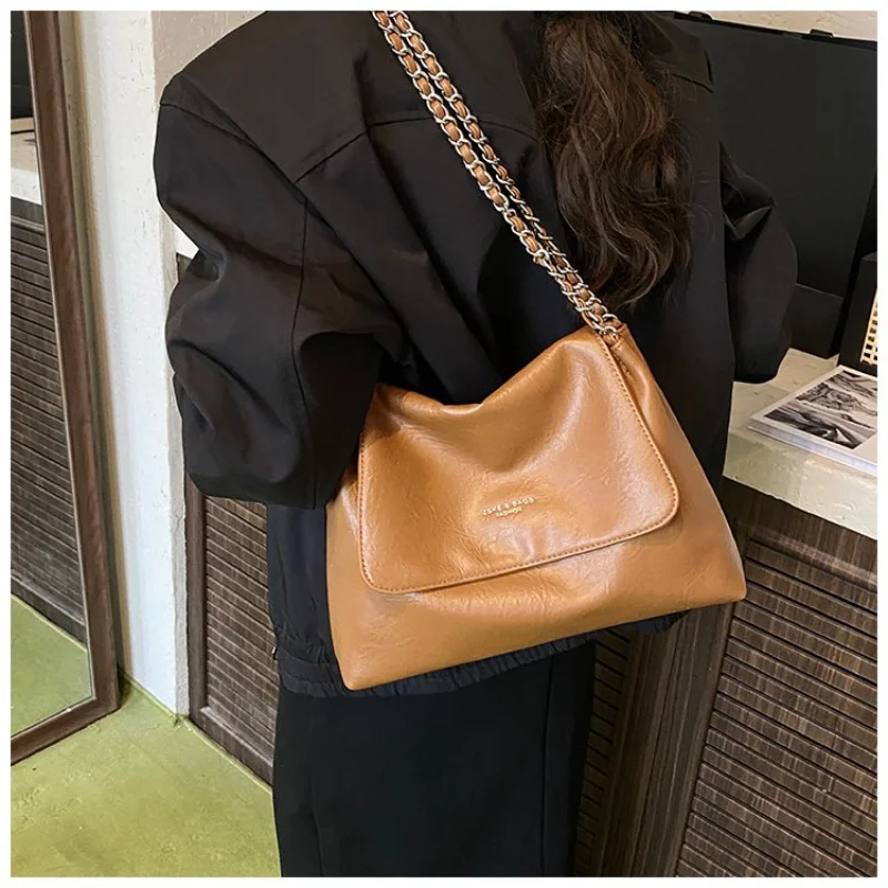 Elegant Top Handle Tote Bag For Women In Durable Leather With Spacious Compartment For Shopping
Elegant Top Handle Tote Bag For Women In Durable Leather With Spacious Compartment For Shopping