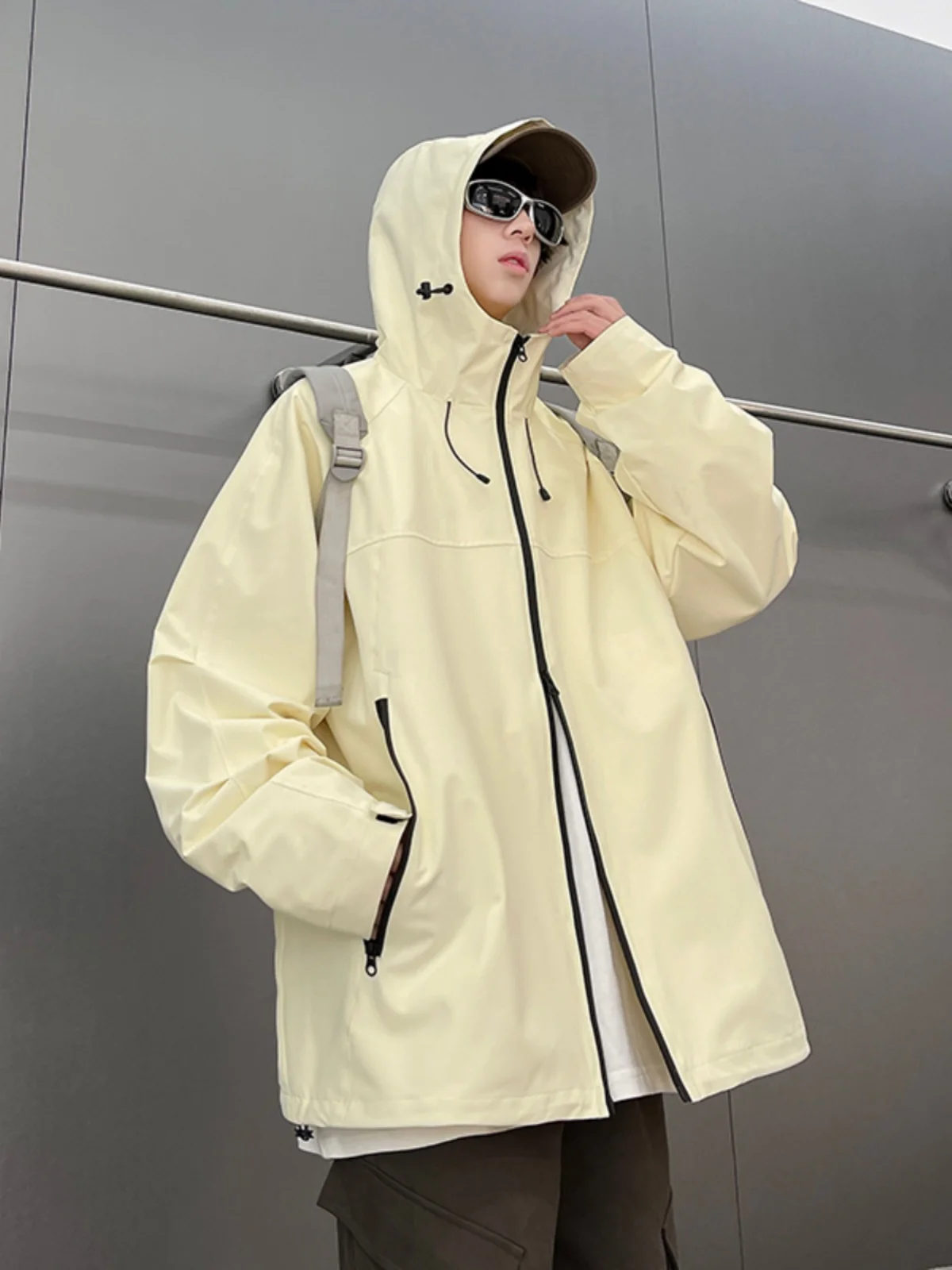 Желтая мужская повседневная рабочая куртка на молнии с капюшоном, ветрозащитная, в американском уличном стиле, весна-осень 2024, новая трендовая модель
Желтая мужская повседневная рабочая куртка на молнии с капюшоном, ветрозащитная, в американском уличном стиле, весна-осень 2024, новая трендовая модель