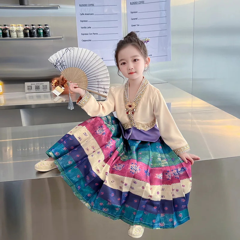 Женский костюм Hanfu с юбкой «лошадиное лицо», Новинка осени 2023, экзотическая детская этническая ретро юбка из двух предметов, миди-юбка с V-образным вырезом и принтом для девочек
Женский костюм Hanfu с юбкой «лошадиное лицо», Новинка осени 2023, экзотическая детская этническая ретро юбка из двух предметов, миди-юбка с V-образным вырезом и принтом для девочек