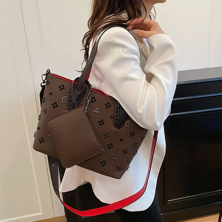 Красная сумка-кроссбоди с заклепками, женская сумка-тоут большой вместимости, универсальная для повседневного использования и вечеринок, из высококачественной искусственной кожи.
Красная сумка-кроссбоди с заклепками, женская сумка-тоут большой вместимости, универсальная для повседневного использования и вечеринок, из высококачественной искусственной кожи.