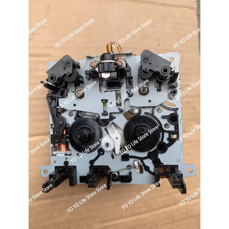 Электронно-управляемый механизм магнитофона, совершенно новый, сломан ремень привода.
Электронно-управляемый механизм магнитофона, совершенно новый, сломан ремень привода.