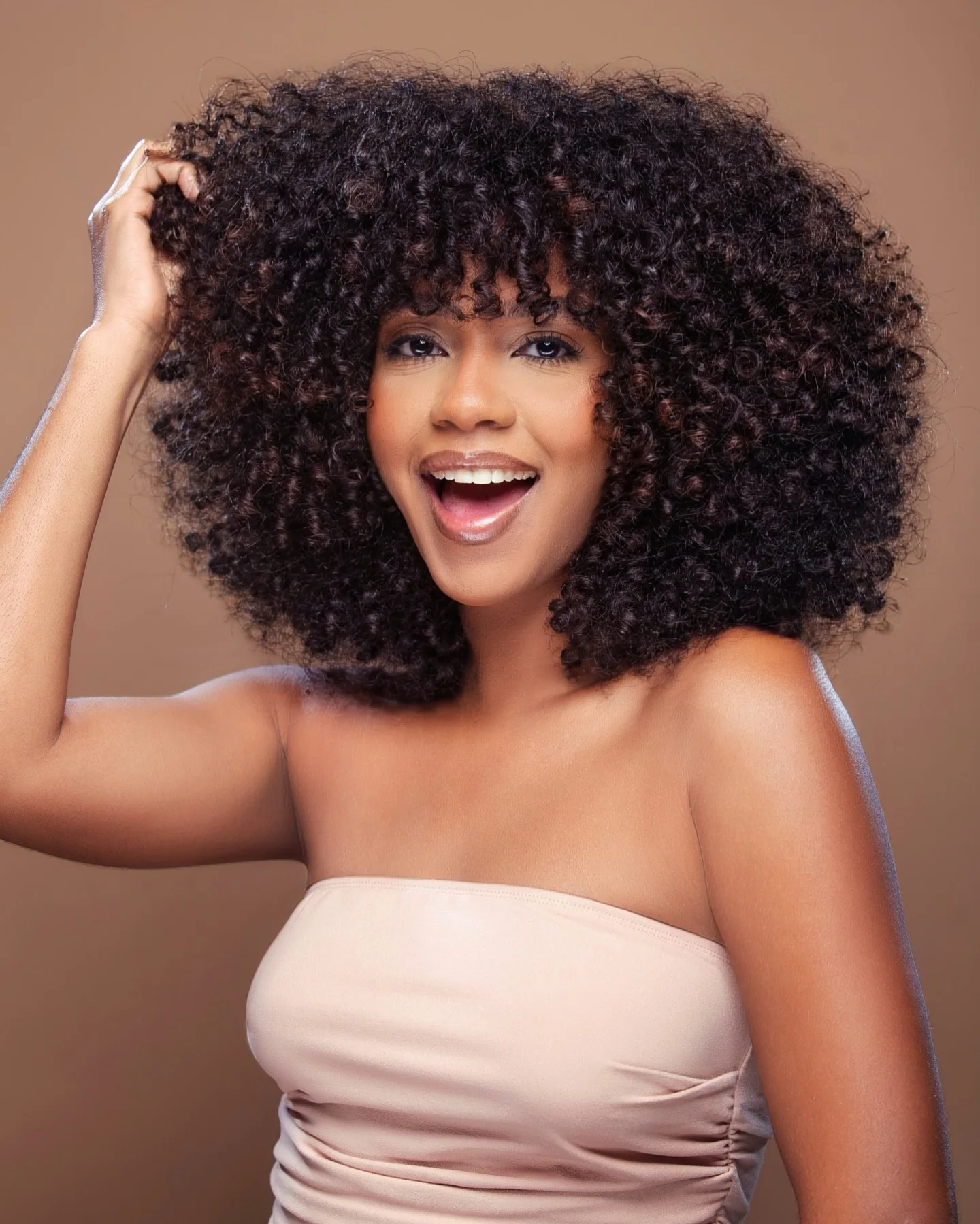 Короткий афро-кудрявый вьющийся парик с челкой для чернокожих женщин, высокая температура, подходит для повседневного использования и косплея
Короткий афро-кудрявый вьющийся парик с челкой для чернокожих женщин, высокая температура, подходит для повседневного использования и косплея