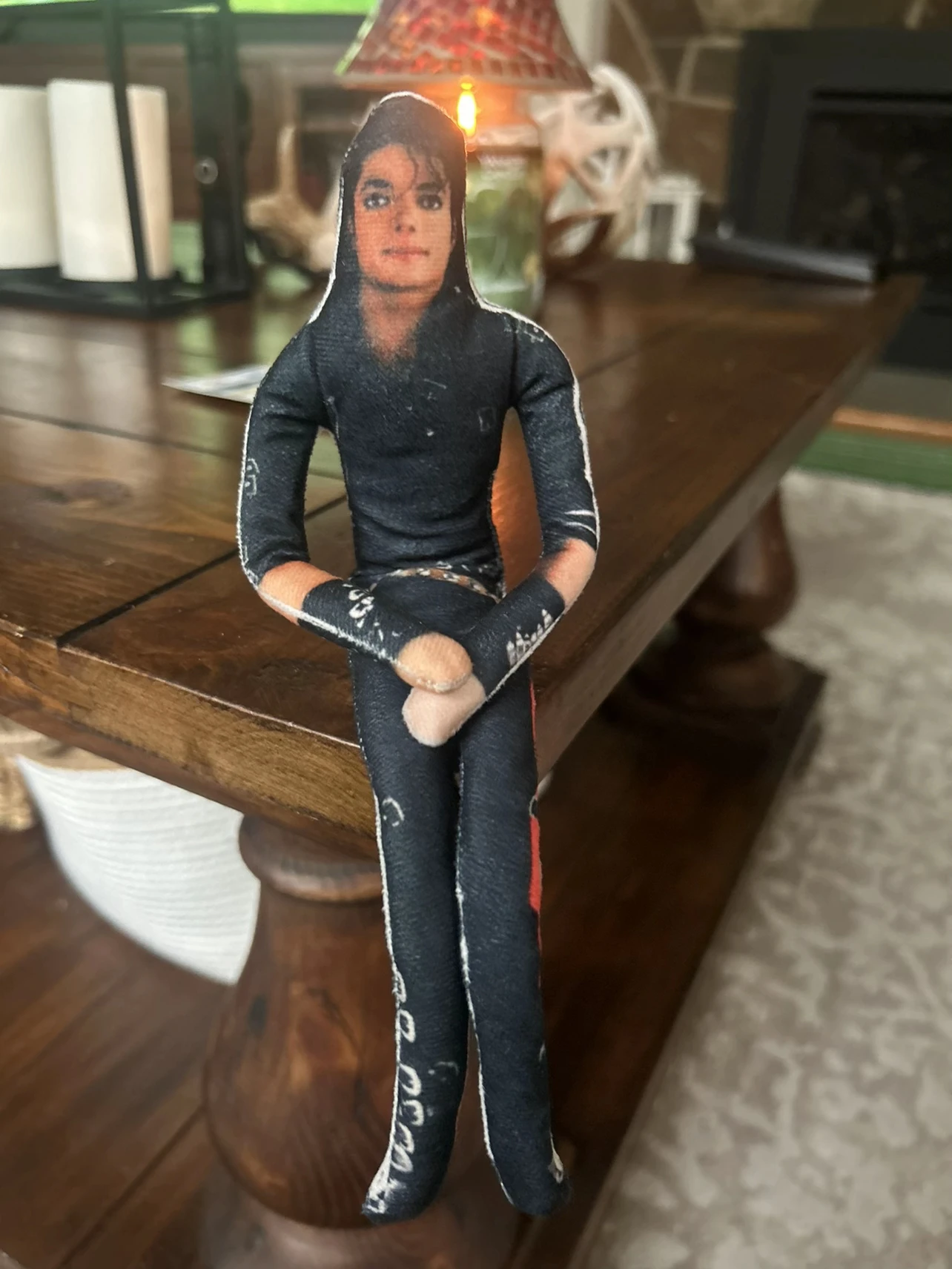 Articulated Michael Jackson doll, ideal for home decoration, collection display and creative presents.
Articulated Michael Jackson doll, ideal for home decoration, collection display and creative presents.