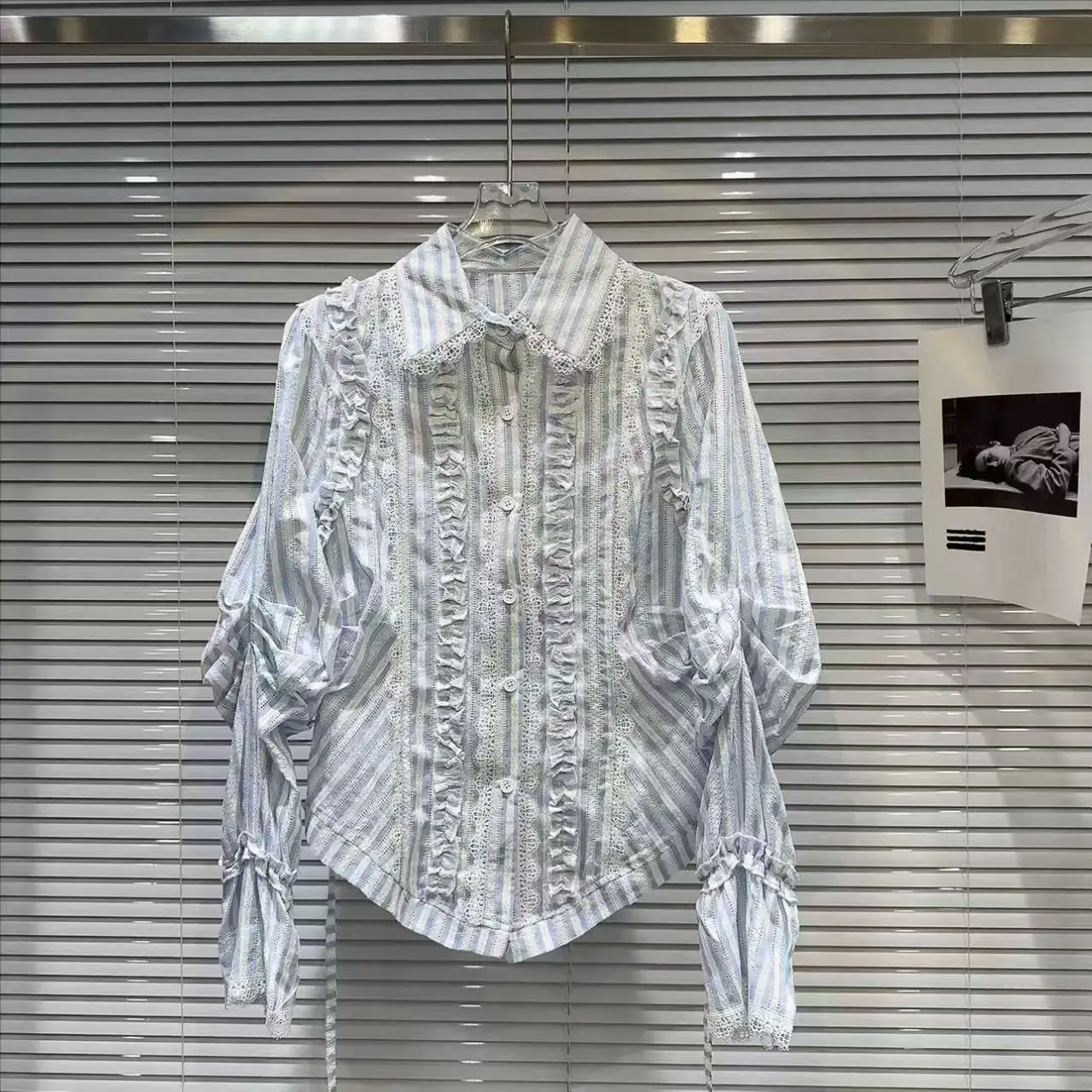 French Design Lace Edging Patchwork Striped Shirts Women Long Sleeve Blue Casual Korean Fashion Elegant Office Lady Spring 2025
French Design Lace Edging Patchwork Striped Shirts Women Long Sleeve Blue Casual Korean Fashion Elegant Office Lady Spring 2025