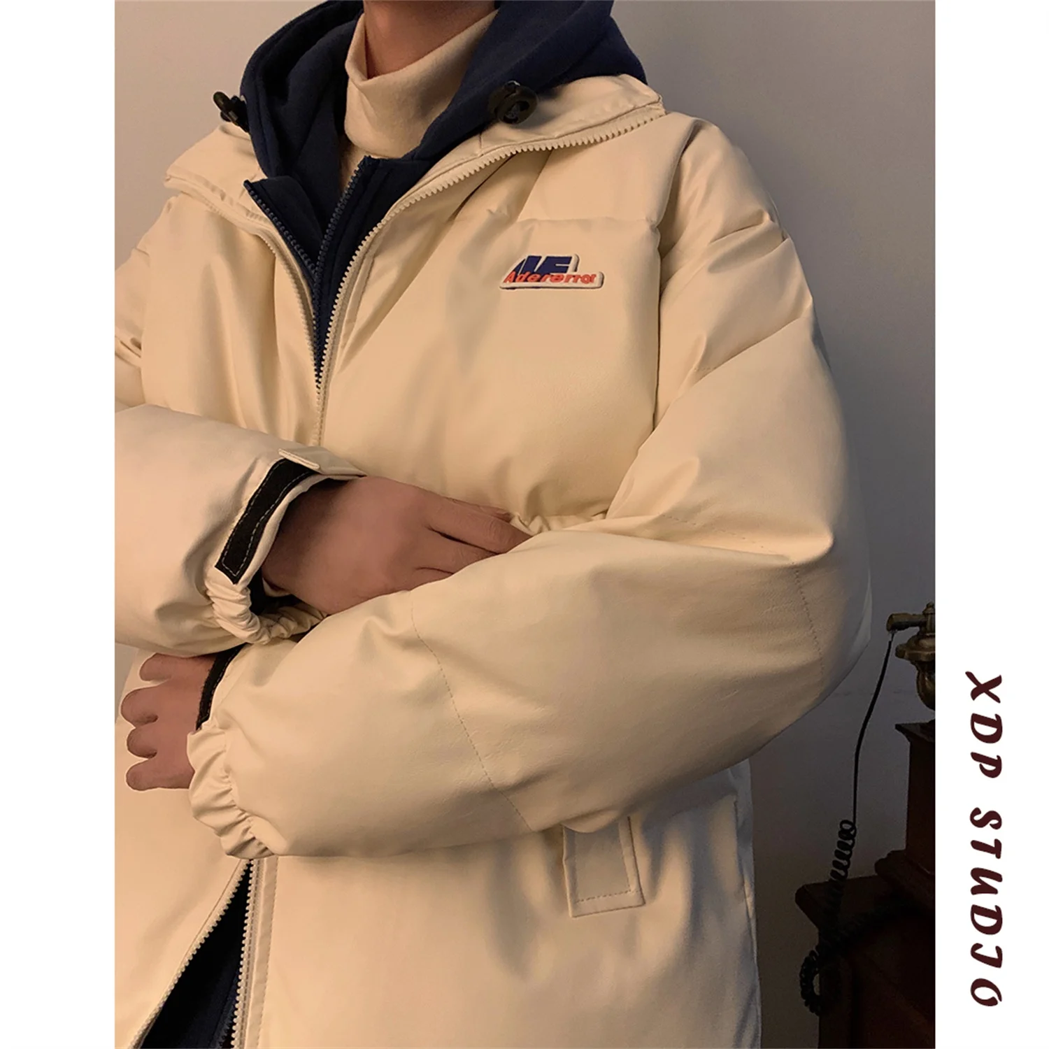 Men's Winter Thiened Warm PU Leather Cotton Jaet Waterproof Faion Brand Fake Two-Piece Cotton Clothes Cold Resistance
Men's Winter Thiened Warm PU Leather Cotton Jaet Waterproof Faion Brand Fake Two-Piece Cotton Clothes Cold Resistance