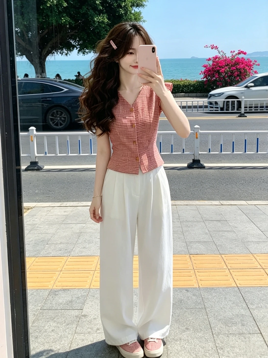 Retro Korean Preppy Plaid Shirt Women's Short Sleeve Slimming V-Neck Top Fashionable Summer Outfit Smart Casual Attire
Retro Korean Preppy Plaid Shirt Women's Short Sleeve Slimming V-Neck Top Fashionable Summer Outfit Smart Casual Attire