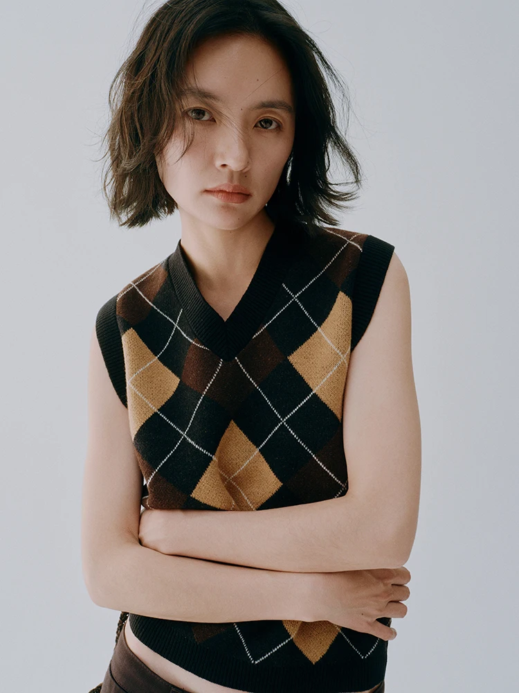 Жилет женский Yvone Liu в стиле ретро, с V-образным вырезом, вязаный, из теплой шерсти, с бриллиантовым декором, в британском студенческом стиле
Жилет женский Yvone Liu в стиле ретро, с V-образным вырезом, вязаный, из теплой шерсти, с бриллиантовым декором, в британском студенческом стиле