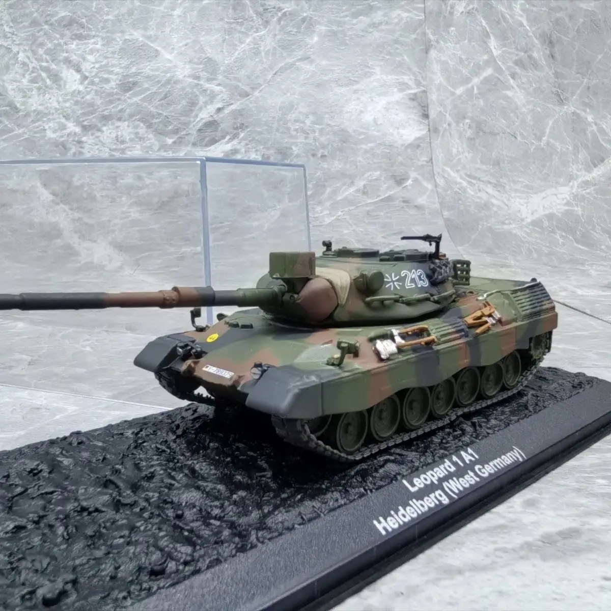 1/72 German Leopard 1A1 Leopard (alloy(main body)+plastic material) model ornament
1/72 German Leopard 1A1 Leopard (alloy(main body)+plastic material) model ornament