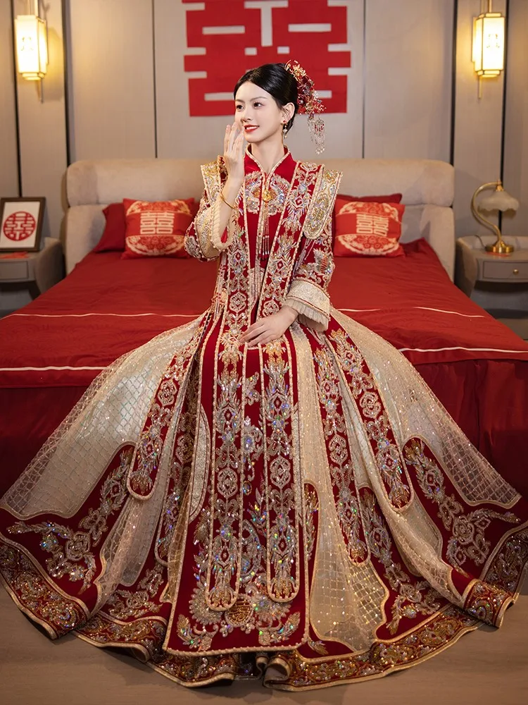 The new Chinese-style phoenix crown and red wedding dress for in velvet is high-end luxurious available champagne color 
The new Chinese-style phoenix crown and red wedding dress for in velvet is high-end luxurious available champagne color