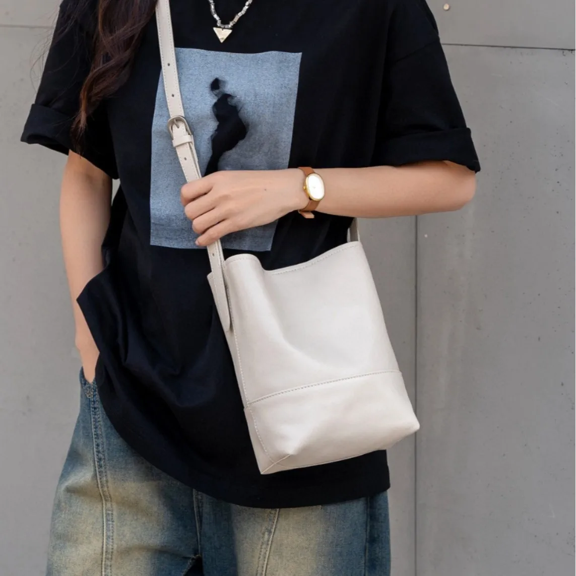 Vegetable-Tanned Cowhide Tote Bag - Convertible Handheld/Shoulder/Crossbody Bag with Detachable Inner Organizer
Vegetable-Tanned Cowhide Tote Bag - Convertible Handheld/Shoulder/Crossbody Bag with Detachable Inner Organizer
