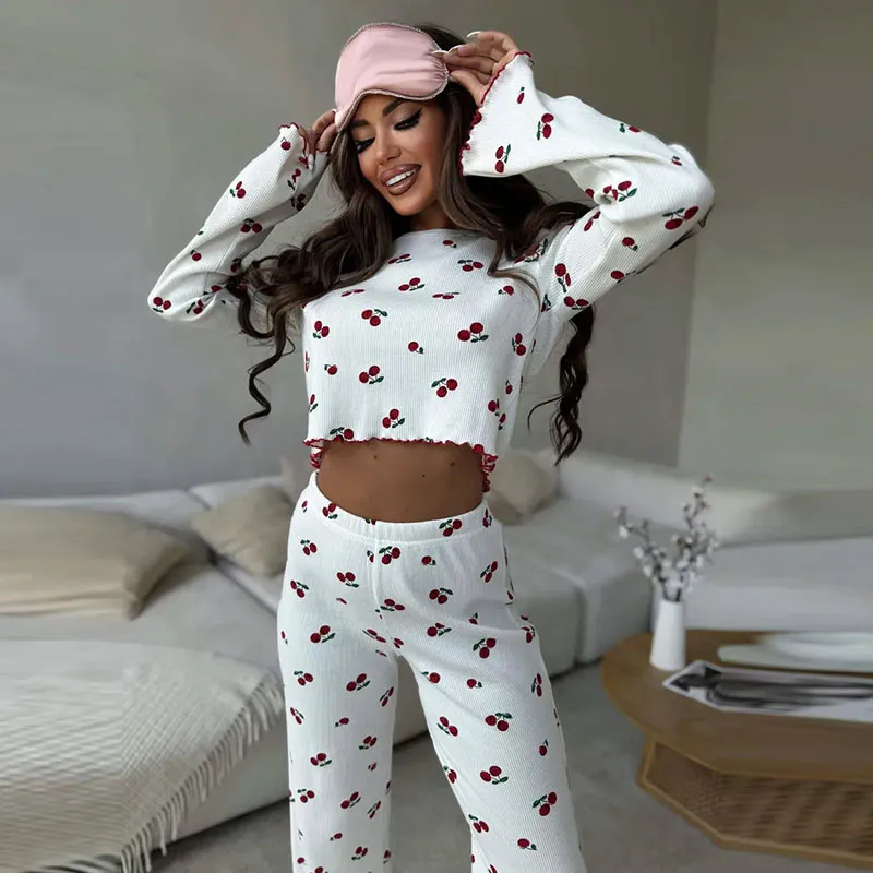 Women's Pajamas Cherry/heart Print Bell-sleeved Long-sleeved Long Trousers Set Fashionable And Elegant Autumn/winter Homewear
Women's Pajamas Cherry/heart Print Bell-sleeved Long-sleeved Long Trousers Set Fashionable And Elegant Autumn/winter Homewear