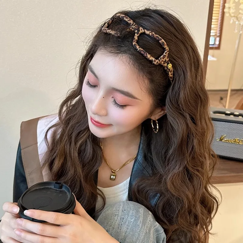 High-end leopard print glasses headband, high-end sense hairpin, women go out with versatile headband
High-end leopard print glasses headband, high-end sense hairpin, women go out with versatile headband