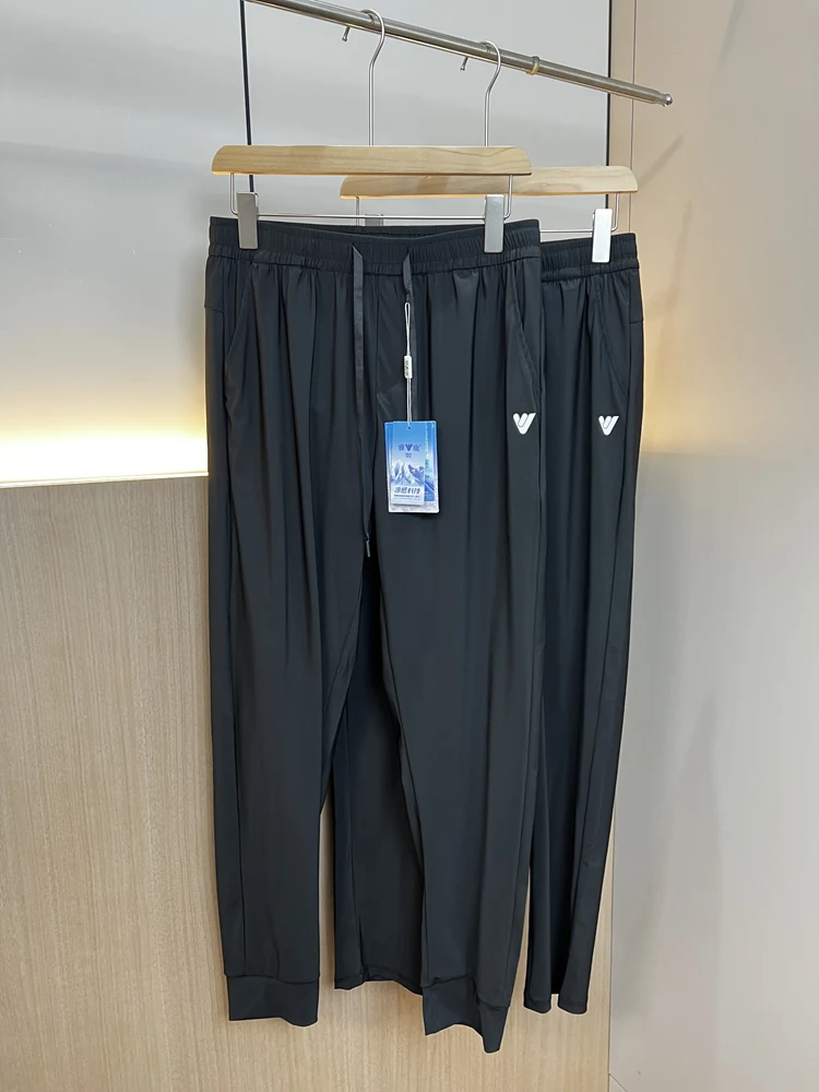 Гладкие брюки из ледяного шелка Qui Dry с эластичной резинкой на талии, повседневные мужские летние высокоэластичные спортивные длинные брюки с защитой от комаров
Гладкие брюки из ледяного шелка Qui Dry с эластичной резинкой на талии, повседневные мужские летние высокоэластичные спортивные длинные брюки с защитой от комаров