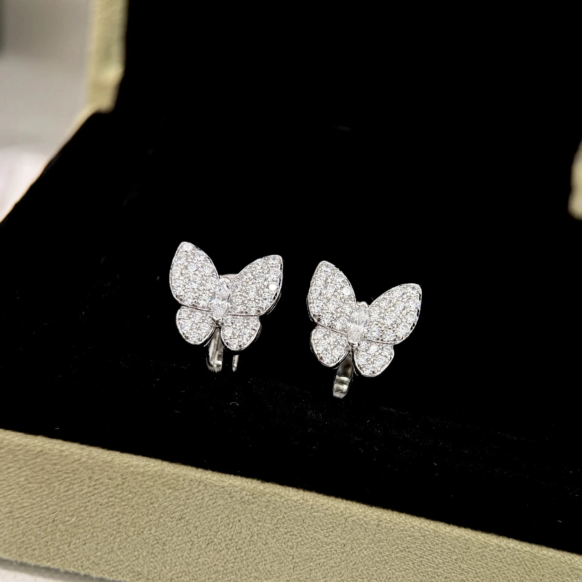 2024 New Fashionable Classic High Quality Brand Luxury Women's Butterfly Sweet 925 Silver Earrings Birthday Party Gift
2024 New Fashionable Classic High Quality Brand Luxury Women's Butterfly Sweet 925 Silver Earrings Birthday Party Gift