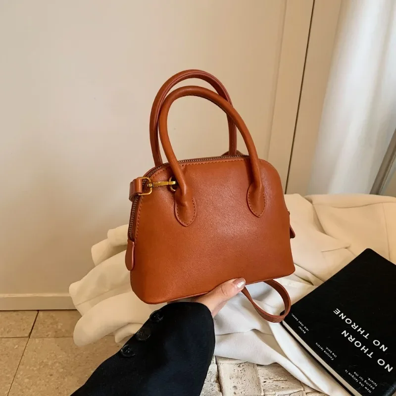 Niche Design 2025 New Fashion High Fashion Shell Ins Handbag Cross-border Single Shoulder Crossbody Bag Simple Fashion selfdom
Niche Design 2025 New Fashion High Fashion Shell Ins Handbag Cross-border Single Shoulder Crossbody Bag Simple Fashion selfdom