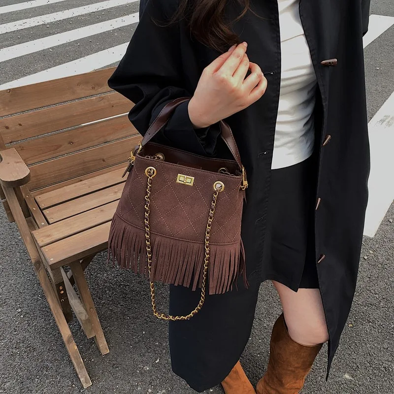1pc 2026 Trendy Suede Fringe Bucket Bag - Quilted, Gold Chain Strap, Shoulder & Crossbody Style, Multi - Color for Women
1pc 2026 Trendy Suede Fringe Bucket Bag - Quilted, Gold Chain Strap, Shoulder & Crossbody Style, Multi - Color for Women