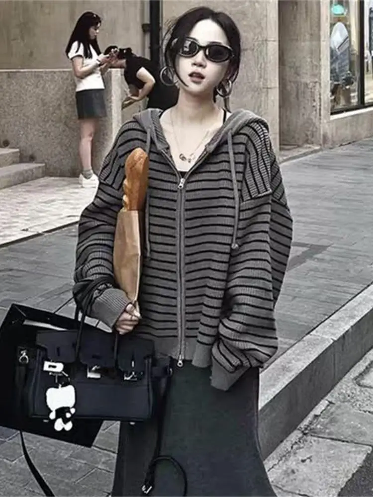 Women Beige Grey Striped V Neck Long Sleeve Zipper Cardigan Sweaters Autumn Winter Loose Hooded Knitwear Tops Fashion Streetwear
Women Beige Grey Striped V Neck Long Sleeve Zipper Cardigan Sweaters Autumn Winter Loose Hooded Knitwear Tops Fashion Streetwear