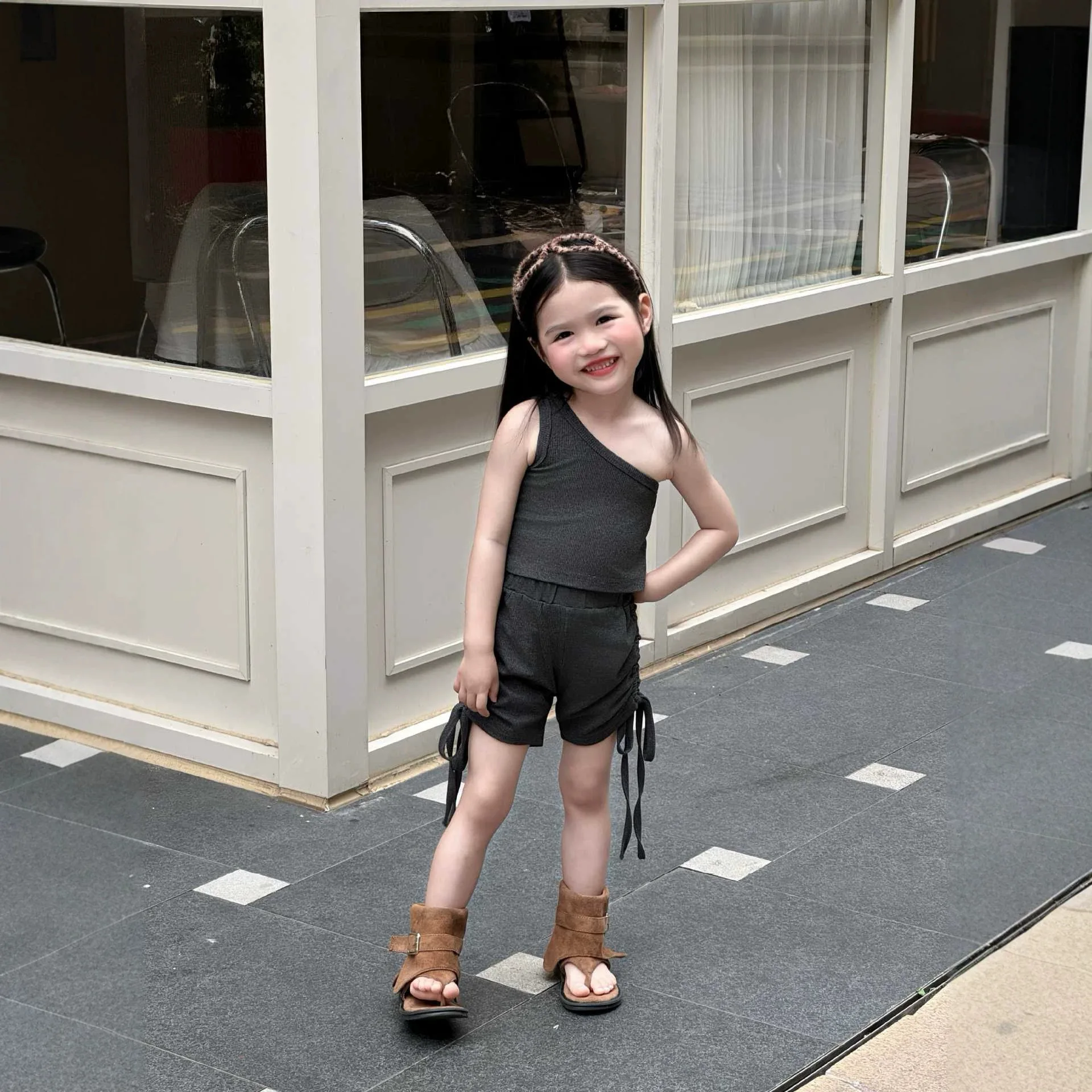 2026 Summer New Childrens Clothing Girls Cool Off-Shoulder Asymmetric T-Shirt with Drawstring Knit Shorts Two-Piece Set
2026 Summer New Childrens Clothing Girls Cool Off-Shoulder Asymmetric T-Shirt with Drawstring Knit Shorts Two-Piece Set