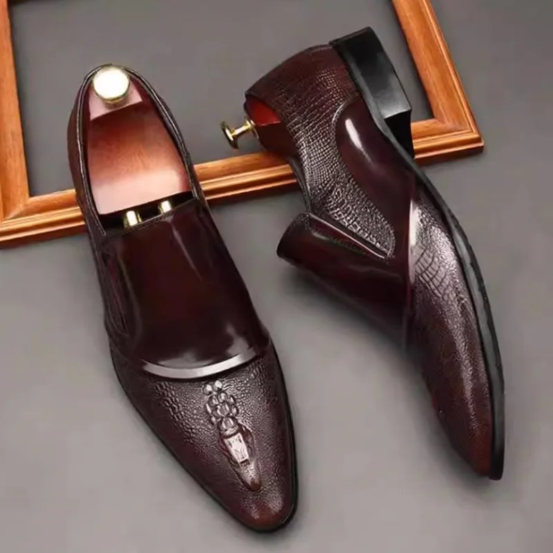 Мужские лоферы из лакированной кожи с узором под крокодила, блестящие, деловые повседневные туфли, британские туфли с острым носком, кожаные туфли без шнуровки
Мужские лоферы из лакированной кожи с узором под крокодила, блестящие, деловые повседневные туфли, британские туфли с острым носком, кожаные туфли без шнуровки