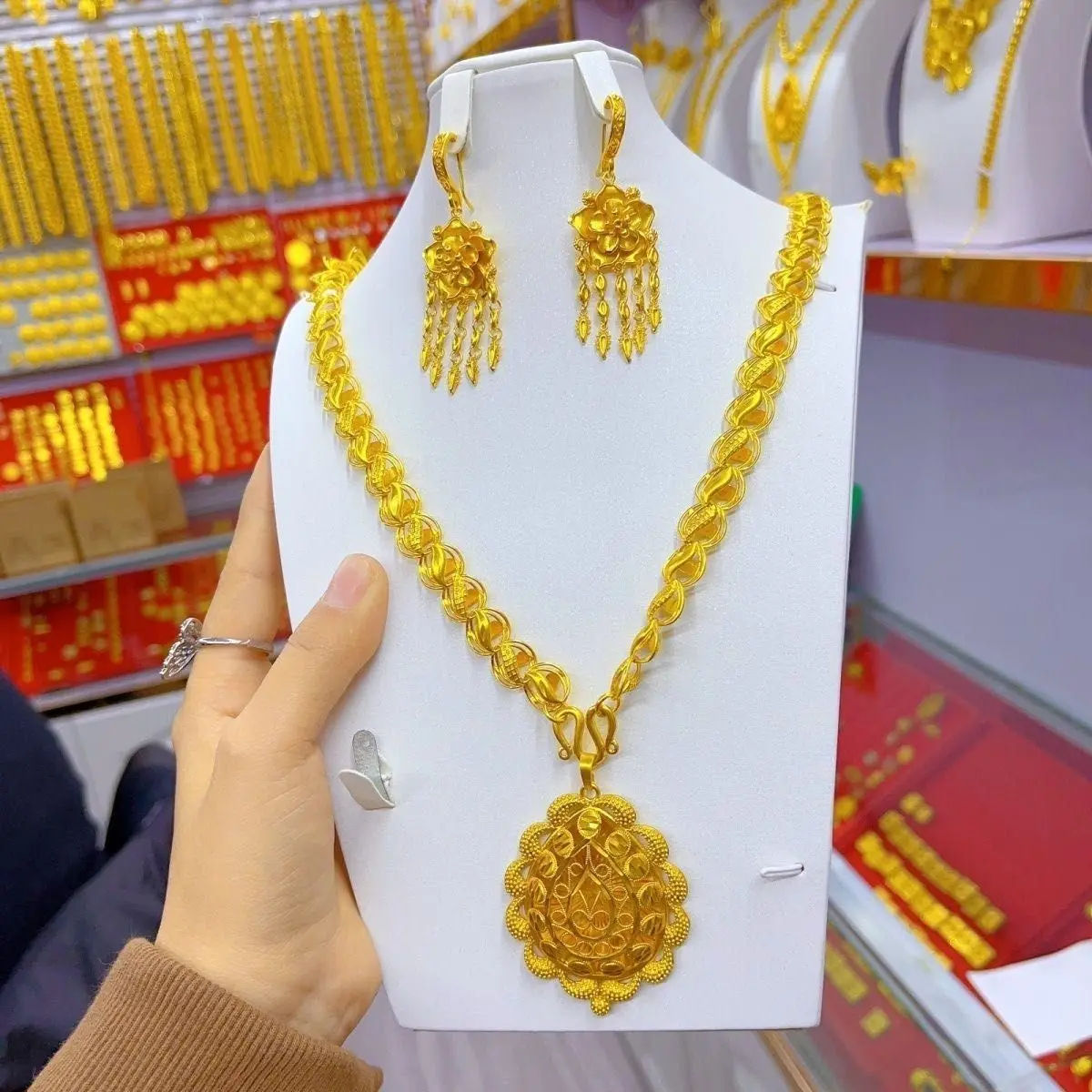 Dubai Middle East New 24K Gold Plated Necklace Earrings for Romantic Wedding Party Gifts Jewelry Set for Lovers YY10572
Dubai Middle East New 24K Gold Plated Necklace Earrings for Romantic Wedding Party Gifts Jewelry Set for Lovers YY10572