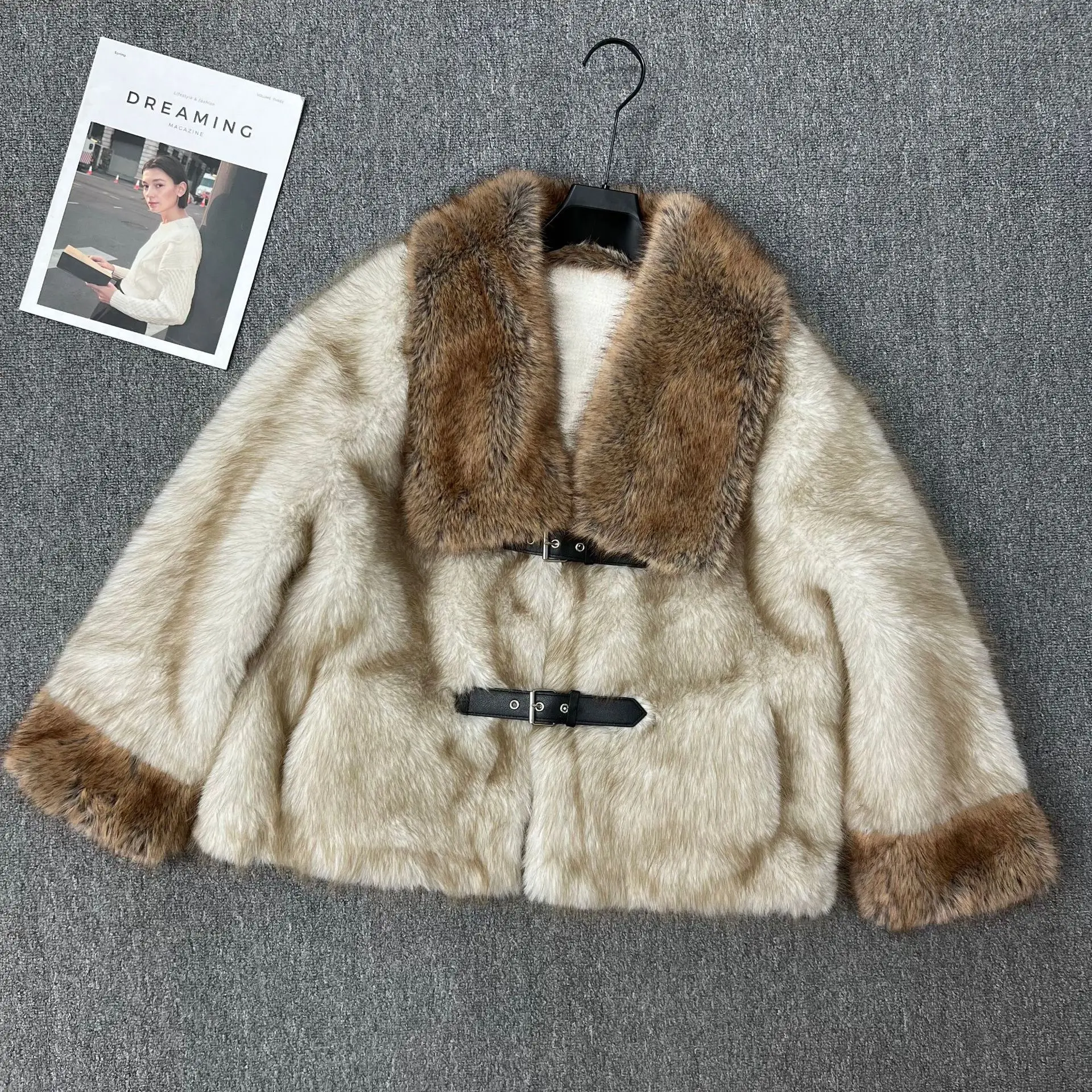 Fashion Loose Elegant Age-Reducing Thickened Warm Comfortable Furry Jacket 2026 Winter New Faux Fur One-Piece Top Coat Ladies
Fashion Loose Elegant Age-Reducing Thickened Warm Comfortable Furry Jacket 2026 Winter New Faux Fur One-Piece Top Coat Ladies