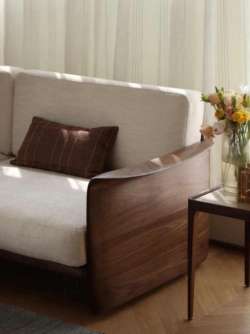 Nordic solid wood sofa living room North American black walnut modern double fabric leather small apartment sofa
Nordic solid wood sofa living room North American black walnut modern double fabric leather small apartment sofa