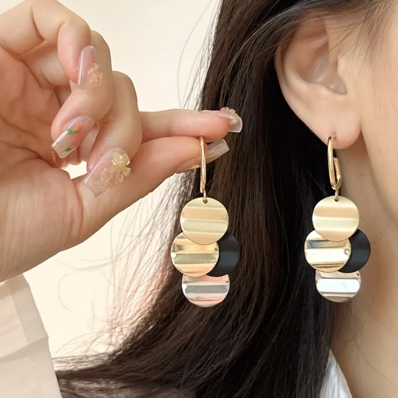 Retro contrasting circular tassel earrings with a stylish and elegant style, long earrings and eardrop, women's new style
Retro contrasting circular tassel earrings with a stylish and elegant style, long earrings and eardrop, women's new style