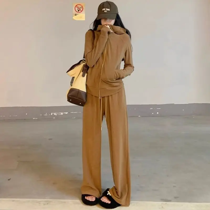 2024 Autumn New Trendy Casual Sports Set for Women New Reduced Age Double Zipper Hoodie High Waist Wide-leg Pants Two-piece Set
2024 Autumn New Trendy Casual Sports Set for Women New Reduced Age Double Zipper Hoodie High Waist Wide-leg Pants Two-piece Set