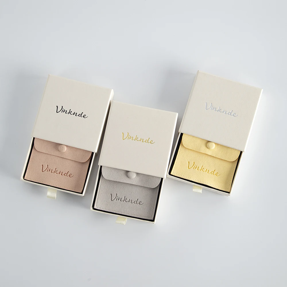 Custom Logo Beige Jewelry Box 9x9x2.5cm Paper Cardboard Drawer Packaging Case Inside with 8x8cm Microfiber Snap Button Gift Bag
Custom Logo Beige Jewelry Box 9x9x2.5cm Paper Cardboard Drawer Packaging Case Inside with 8x8cm Microfiber Snap Button Gift Bag