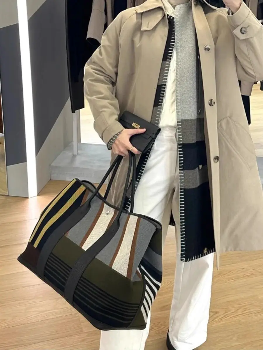 Striped Color-Block Large Capacity Commuter Handheld Tote Bag Unique Premium Women's Purse
Striped Color-Block Large Capacity Commuter Handheld Tote Bag Unique Premium Women's Purse