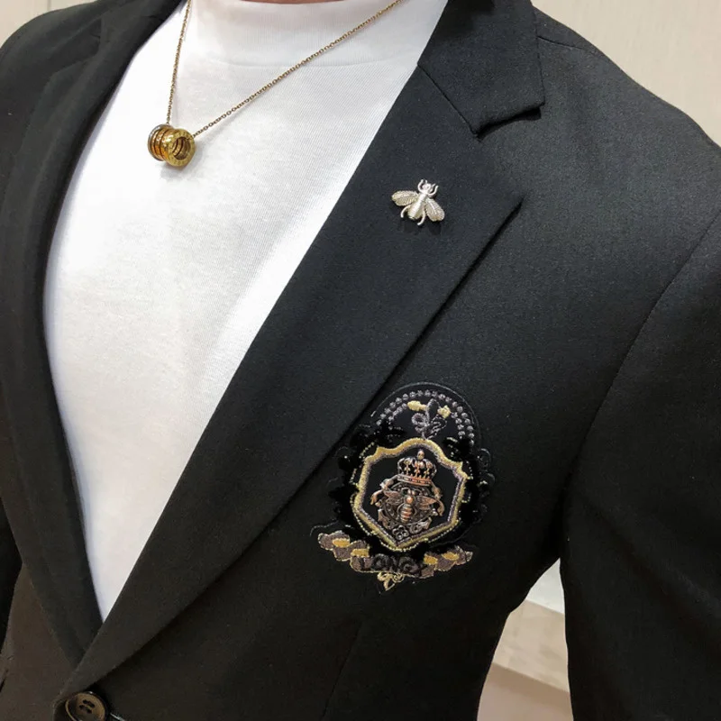 Hombre Blazer Nightclub Punk Men Embroidery Blazer Men Black Gold Badge Jacket Stage Costumes For Singers Male Terno Masculino
Hombre Blazer Nightclub Punk Men Embroidery Blazer Men Black Gold Badge Jacket Stage Costumes For Singers Male Terno Masculino