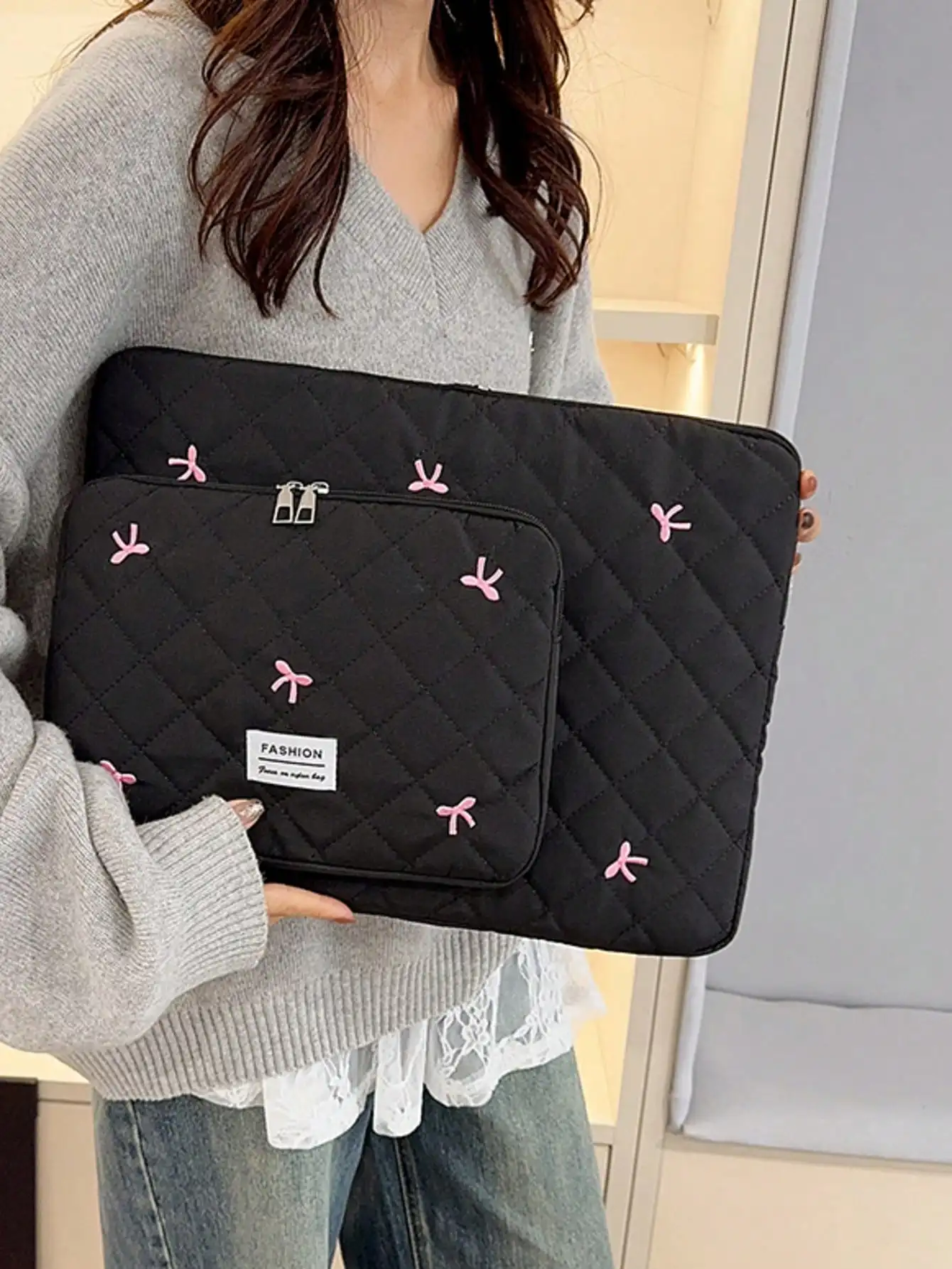 1pc Cute Bow Embroidery Student Laptop Sleeve 11"/13"/15" Laptop Bag Protective Case File Folder Laptop Inner Bag Laptop Tote Bag 11 13 15 Inch Portable Tablet Bag Compatible With Macbook, ASUS, Girls, Teenagers And College Students, Compatible With IPad
1pc Cute Bow Embroidery Student Laptop Sleeve 11"/13"/15" Laptop Bag Protective Case File Folder Laptop Inner Bag Laptop Tote Bag 11 13 15 Inch Portable Tablet Bag Compatible With Macbook, ASUS, Girls, Teenagers And College Students, Compatible With IPad
