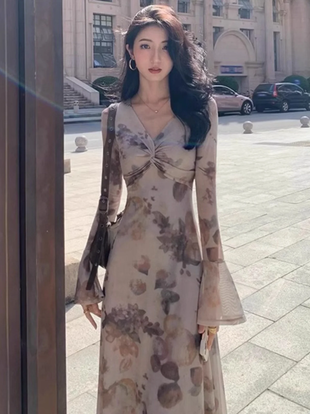 New Chinese Style Floral Print V-Neck Dress Women's Mid-Length A-Line Skirt Long Sleeve High Waist Commute Style Korean Version
New Chinese Style Floral Print V-Neck Dress Women's Mid-Length A-Line Skirt Long Sleeve High Waist Commute Style Korean Version