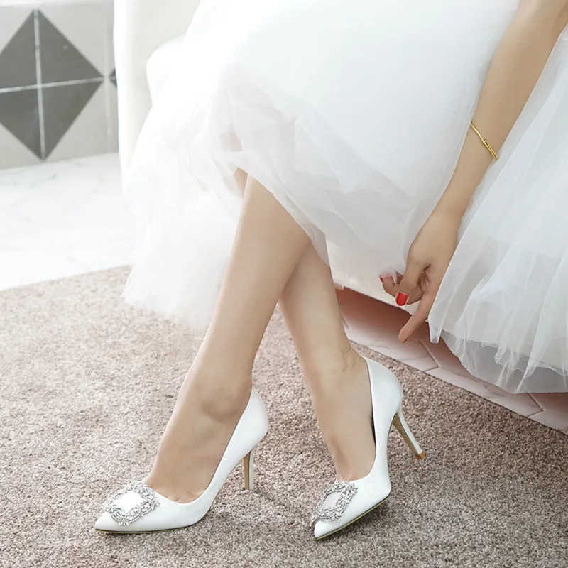 Pointed Toe High Heel White Wedding Brides Shoes Silk 7CM Thin Heel Rhinestone Square Button Single Shoes Dress Banquet Shoes
Pointed Toe High Heel White Wedding Brides Shoes Silk 7CM Thin Heel Rhinestone Square Button Single Shoes Dress Banquet Shoes