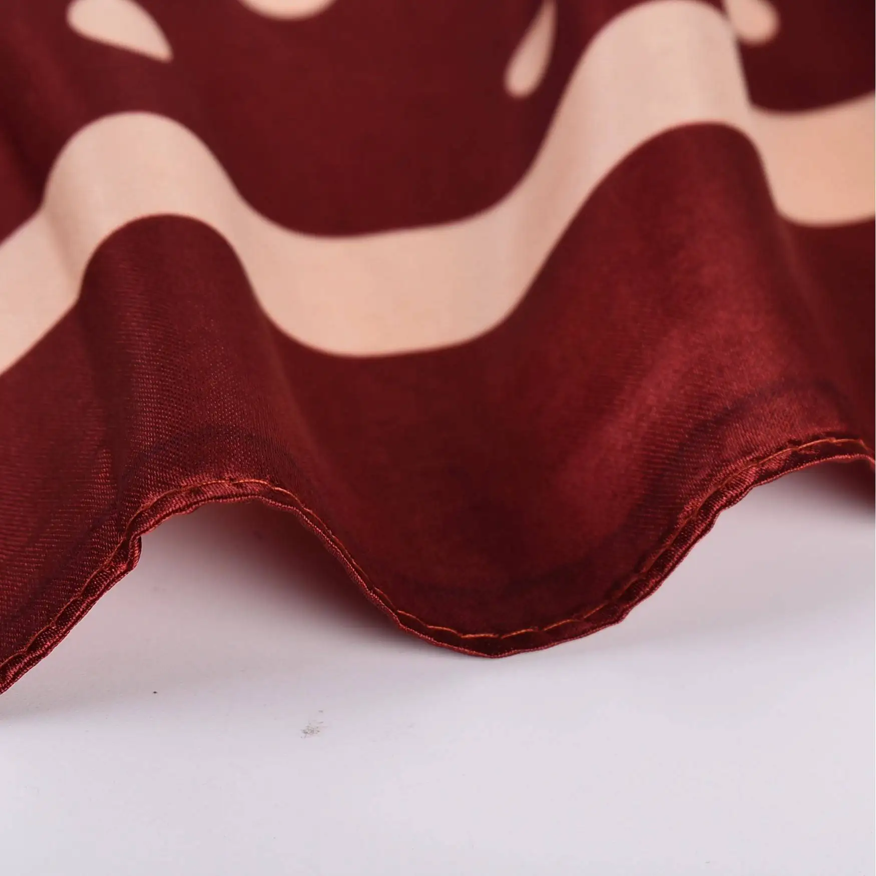 Summer New Fashion Small Polka Dot Printed Silk Scarf Square Shawl Elegant Personality Trendy Silk Necktie Accessories
Summer New Fashion Small Polka Dot Printed Silk Scarf Square Shawl Elegant Personality Trendy Silk Necktie Accessories