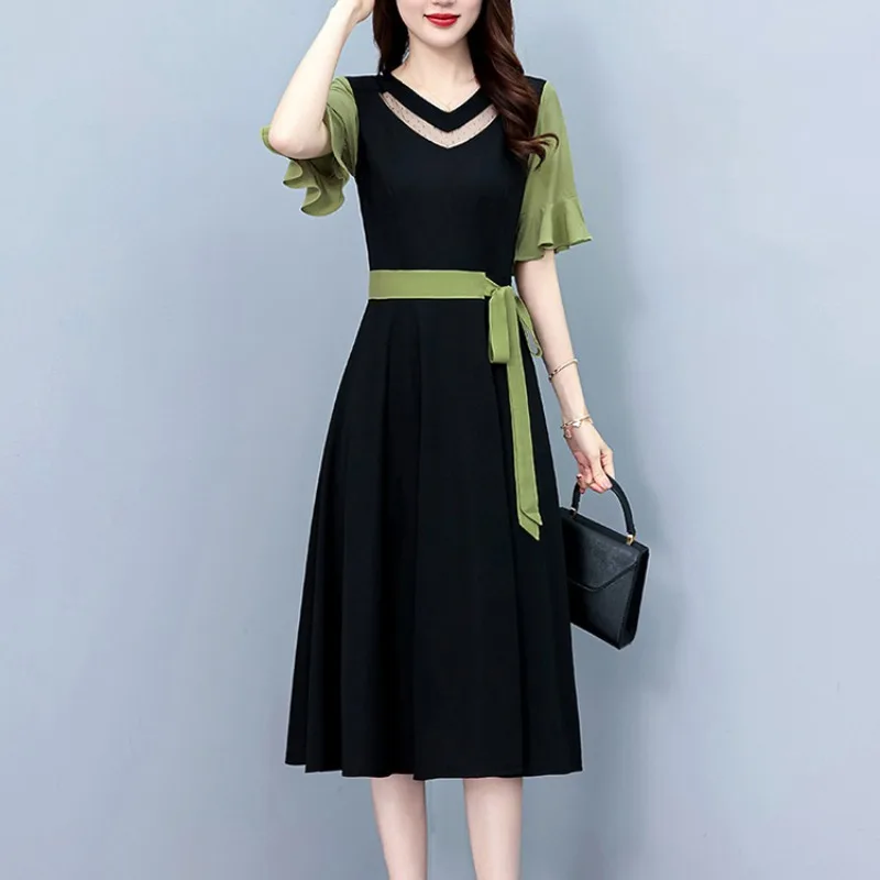 Temperament Slim Fit Women's 2024 Summer Pullover V-neck Patchwork Lace Hollow Flare Sleeve Zipper Casual Short Sleeved Dress
Temperament Slim Fit Women's 2024 Summer Pullover V-neck Patchwork Lace Hollow Flare Sleeve Zipper Casual Short Sleeved Dress