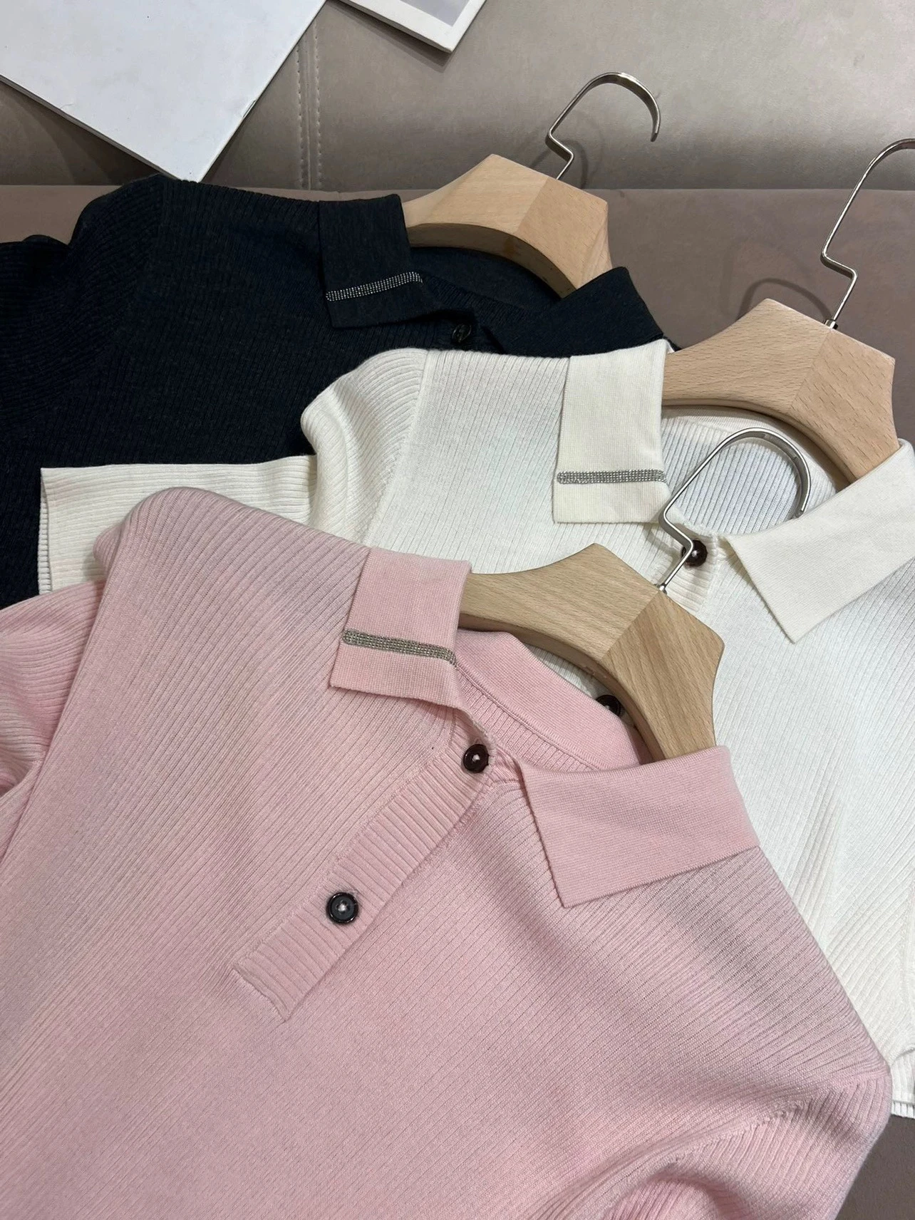 24 New B//C Women's POLO Collar Knit Sweatshirt Silk Wool Shiny Slim Short Sleeve Thin Knit
24 New B//C Women's POLO Collar Knit Sweatshirt Silk Wool Shiny Slim Short Sleeve Thin Knit