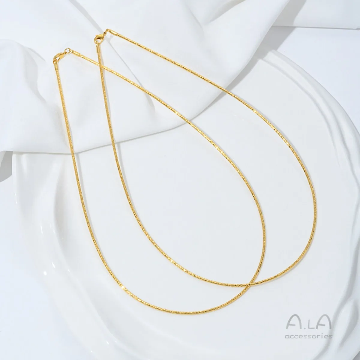 Ala Copper Plated Real Gold Collar Necklace Thickness 1.5mm Gold Neck Chain Collarbone Chain Beaded Light Luxury Women
Ala Copper Plated Real Gold Collar Necklace Thickness 1.5mm Gold Neck Chain Collarbone Chain Beaded Light Luxury Women