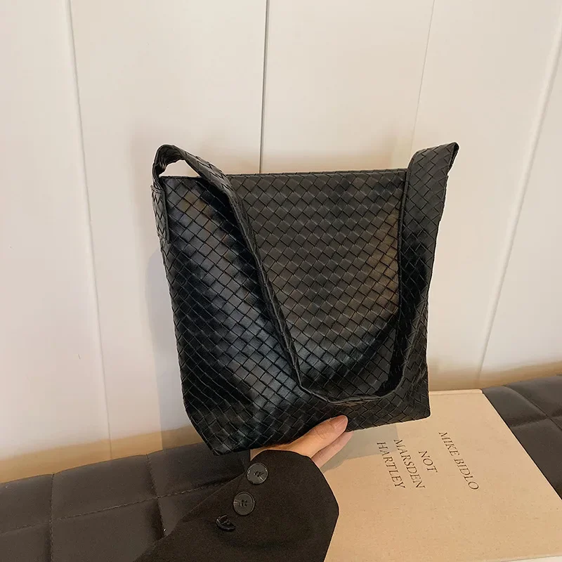 Soft leather large-capacity shoulder bag work solid color simple handbag casual bag
Soft leather large-capacity shoulder bag work solid color simple handbag casual bag